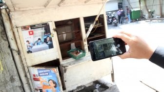 Warga melintas disekitar warung kelontong yang telah kosong di Jalan Sabang, Jakarta, Kamis (23/5). [Suara.com/Arief Hermawan P]