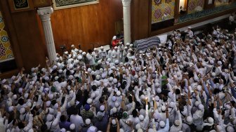 Ribuan jemaah melaksanakan salat jenazah almarhum Ustaz KH Muhammad Arifin Ilham di Masjid Az-Zikra, Sentul, Babakan Madang, Kabupaten Bogor, Jawa Barat, Kamis (23/5). [Suara.com/Muhaimin A Untung]