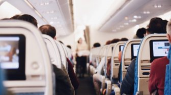 Wanita Ini Tetiba Melahirkan di Pesawat, Mengaku Tak Tahu Jika Sedang Hamil