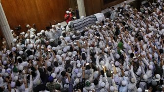 Ribuan jemaah melaksanakan salat jenazah almarhum Ustaz KH Muhammad Arifin Ilham di Masjid Az-Zikra, Sentul, Babakan Madang, Kabupaten Bogor, Jawa Barat, Kamis (23/5). [Suara.com/Muhaimin A Untung]