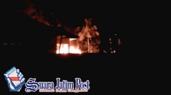 Parah! Sekelompok Massa Bakar Mapolsek Tambelangan Sampang