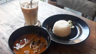 Lezatnya Mangut Pari Berpadu dengan Es Kopi di Warung Fotkop