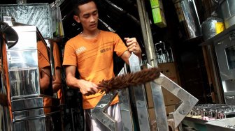 Pekerja menata kubah masjid di kawasan Cawang, Jakarta, Jumat (24/5). [Suara.com/Oke Atmaja]