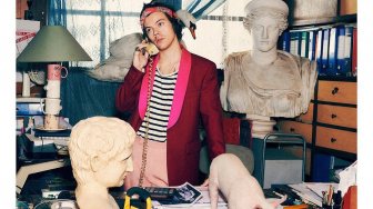 Harry Styles Mendadak Jadi Balerina, Kaki Mulusnya Bikin Salah Fokus