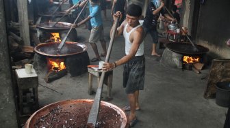 Pekerja membuat dodol Betawi di Kalibata, Jakarta, Jumat (24/5). [suara.com/Oke Atmaja]