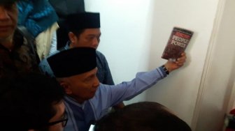 Diperiksa Polisi soal Makar, Amien Rais Pamerkan Buku Jokowi People Power