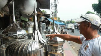 Pekerja menata kubah masjid di kawasan Cawang, Jakarta, Jumat (24/5). [Suara.com/Oke Atmaja]