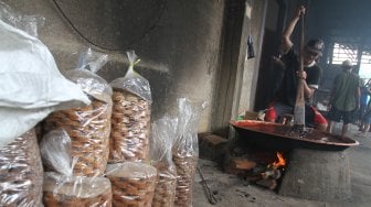 Pekerja membuat dodol Betawi di Kalibata, Jakarta, Jumat (24/5). [suara.com/Oke Atmaja]