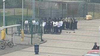 Sekolah Tak Sediakan Tempat Ibadah, Sekelompok Siswa Salat di Tempat Parkir