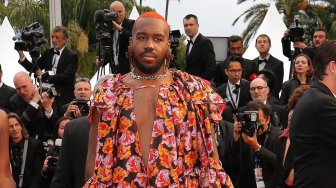 Mendobrak Aturan Dress Code, Pria Ini Pakai Gaun Motif Bunga ke Cannes