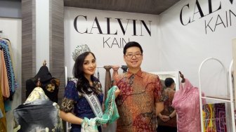 Kenakan Dress Biru, Putri Indonesia Lingkungan 2019 Sambangi Calvin Kain