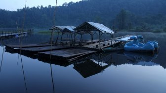 Wisatawan menikmati pemandangan Situ Gunung yang berada di Cisaat, Kabupaten Sukabumi, Jawa Barat, Sabtu (25/5). [Suara.com/Arief Hermawan P]
