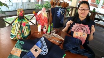 Inspiratif, Perempuan Surabaya Bikin Tote Bag dengan Pesan Persatuan