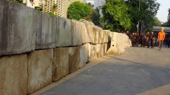 Suasana di depan Gedung Bawaslu di Jalan MH Thamrin, Jakarta, Sabtu (25/5).[Suara.com/Oke Atmaja]
