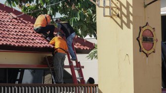 Sejumlah personel INAFIS Polres Banyumas melakukan olah TKP usai terjadi penembakan pos jaga di Mako Brimob Kompi 3 Batalyon B Purwokerto, Banyumas, Jateng, Sabtu (25/5). [ANTARA FOTO/Idhad Zakaria]