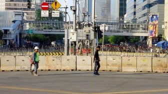 Tingkatkan Pengamanan, Polisi Tambah Barikade Beton di Bawaslu