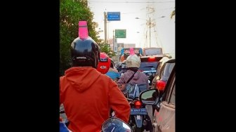 Unik, Aksesori Helm Pemudik Sepeda Motor Ini Bikin Penasaran