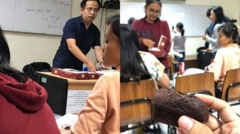 Patut Ditiru! Pengajar ini Mendadak Hentikan Kuliah Saat Adzan Maghrib