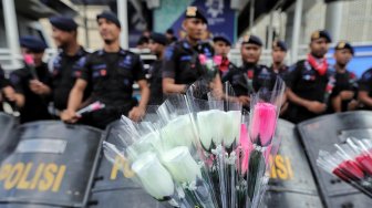 Spartan Bagikan Bunga ke Polisi di Bawaslu