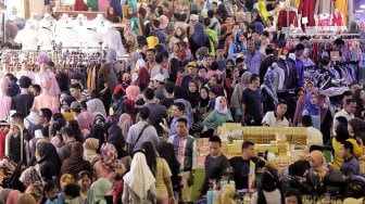 Suasana pengunjung saat berbelanja pakaian di Blok A Pasar Tanah Abang, Jakarta, Minggu (26/5). [Suara.com/Muhaimin A Untung]