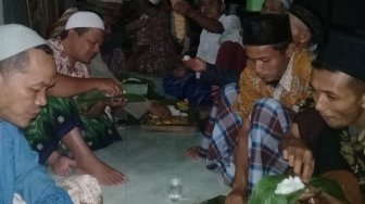 Serunya Mengikuti Tradisi Murak Tompo, Kejutan dalam Balutan Daun Pisang