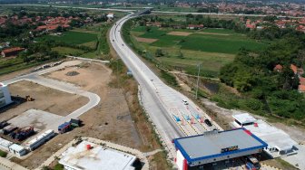 Foto udara gerbang tol Tegal, Desa Kalimati, Kabupaten Tegal, Jawa Tengah, Minggu (26/5). ANTARA FOTO/Oky Lukmansyah