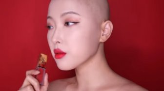 Pangkas Rambut Sampai Habis, Kisah Beauty Vlogger Korea Ini Menguras Hati