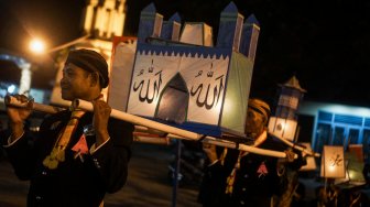 Abdi dalem dan kerabat Keraton Surakarta Hadiningrat mengikuti Kirab Malam Selikuran dari Keraton Kasunanan Surakarta Hadiningrat menuju Masjid Agung, Solo, Jawa Tengah, Sabtu (25/5). ANTARA FOTO/Mohammad Ayudha/