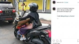 Bonceng Anak dengan Gaya Nyeleneh, Emak-Emak Ini Bikin Heboh Warganet