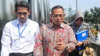 Plt Direktur Utama PT PLN Muhammad Ali berjalan keluar usai menjalani pemeriksaan di Gedung KPK, Jakarta, Senin (27/5). [Suara.com/Muhaimin A Untung]