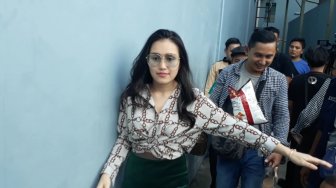 Unggah Foto Berdua, Ibu Ayu Ting Ting Tulis Caption Bernada Teka-teki