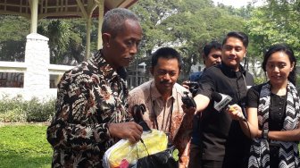 Jokowi Beri Tiga Baju dan Uang ke Korban Penjarahan 22 Mei