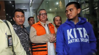 Dirut nonaktif PT PLN Sofyan Basir berjalan keluar memakai rompi tahanan usai menjalani pemeriksaan di Gedung KPK, Jakarta, Senin (27/5). [Suara.com/Muhaimin A Untung]