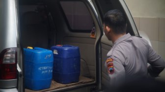 Nekat Terobos Razia Polisi, Dua Pria Kedapatan Bawa 500 Liter Ciu