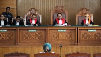 Terdakwa kasus penyebaran berita bohong atau hoaks Ratna Sarumpaet menjalani sidang lanjutan yang beragendakan tuntutan di Pengadilan Negeri Jakarta Selatan, Selasa (28/5). [Suara.com/Arief Hermawan P]