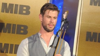 Keseruan Chris Hemsworth di Bali, Main Wayang hingga Berbahasa Indonesia