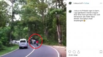 Lebih Jago dari Pembalap MotoGP, Pemotor Nyaris Seruduk Rombongan Terios