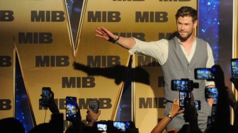 Aktor asal Australia Chris Hemsworth yang populer sebagai Thor sang Dewa Petir dalam film-film Marvel menyapa penggemarnya saat Meet and Greet di kawasan Nusa Dua, Bali, Senin (27/5). [ANTARA FOTO/Fikri Yusuf]