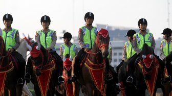 Anggota Polri dan TNI mengikuti Apel Operasi Ketupat di Silang Monas, Jakarta, Selasa (28/5). [Suara.com/Arief Hermawan P]