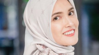 6 Pesona Artis Non Muslim Mengenakan Hijab, Curi Perhatian