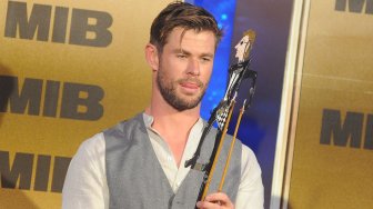 Aktor asal Australia Chris Hemsworth yang populer sebagai Thor sang Dewa Petir dalam film-film Marvel menyapa penggemarnya saat Meet and Greet di kawasan Nusa Dua, Bali, Senin (27/5). [ANTARA FOTO/Fikri Yusuf]