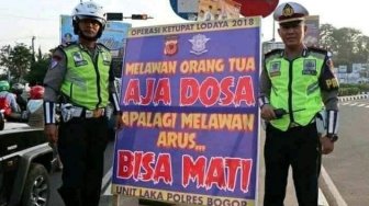 Viral: Coba Kabur dari Razia, Polisi Malah Bantu Mendorongkan Motor