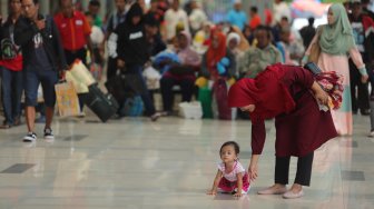 Calon penumpang kereta menunggu keberangkatan di Stasiun Pasar Senen, Jakarta (29/5). [Suara.com/Muhaimin A Untung]