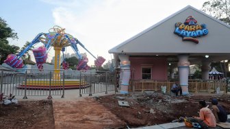 Sejumlah pengunjung mencoba saat uji coba wahana baru di Dunia Kartun, Dufan, Jakarta, Selasa (28/5). [Suara.com/Muhaimin A Untung]