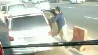 Terciduk, Begini Cara Komplotan Pencuri Ban Serep di Jalan Tol Beraksi