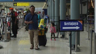 Calon penumpang kereta menunggu keberangkatan di Stasiun Pasar Senen, Jakarta (29/5). [Suara.com/Muhaimin A Untung]