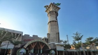 Sejumlah pengunjung mencoba saat uji coba wahana baru di Dunia Kartun, Dufan, Jakarta, Selasa (28/5). [Suara.com/Muhaimin A Untung]