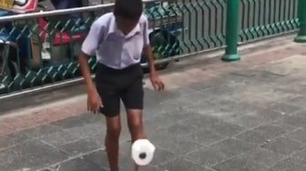 Ini Aksi Keren Anak Thailand Juggling Pakai Tisu, Alasannya Bikin Terenyuh