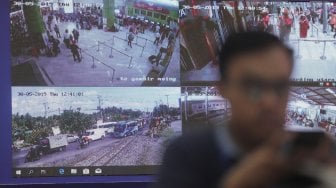 Petugas memperhatikan cctv jalur mudik melalui layar komputer di Posko Tingkat Nasional Angkutan Lebaran Terpadu 2019, Jakarta, Kamis (30/5). [Suara.com/Muhaimin A Untung]
