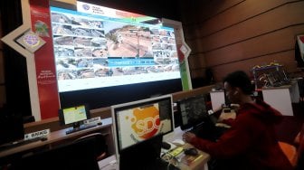 Petugas memperhatikan cctv jalur mudik melalui layar komputer di Posko Tingkat Nasional Angkutan Lebaran Terpadu 2019, Jakarta, Kamis (30/5). [Suara.com/Muhaimin A Untung]
